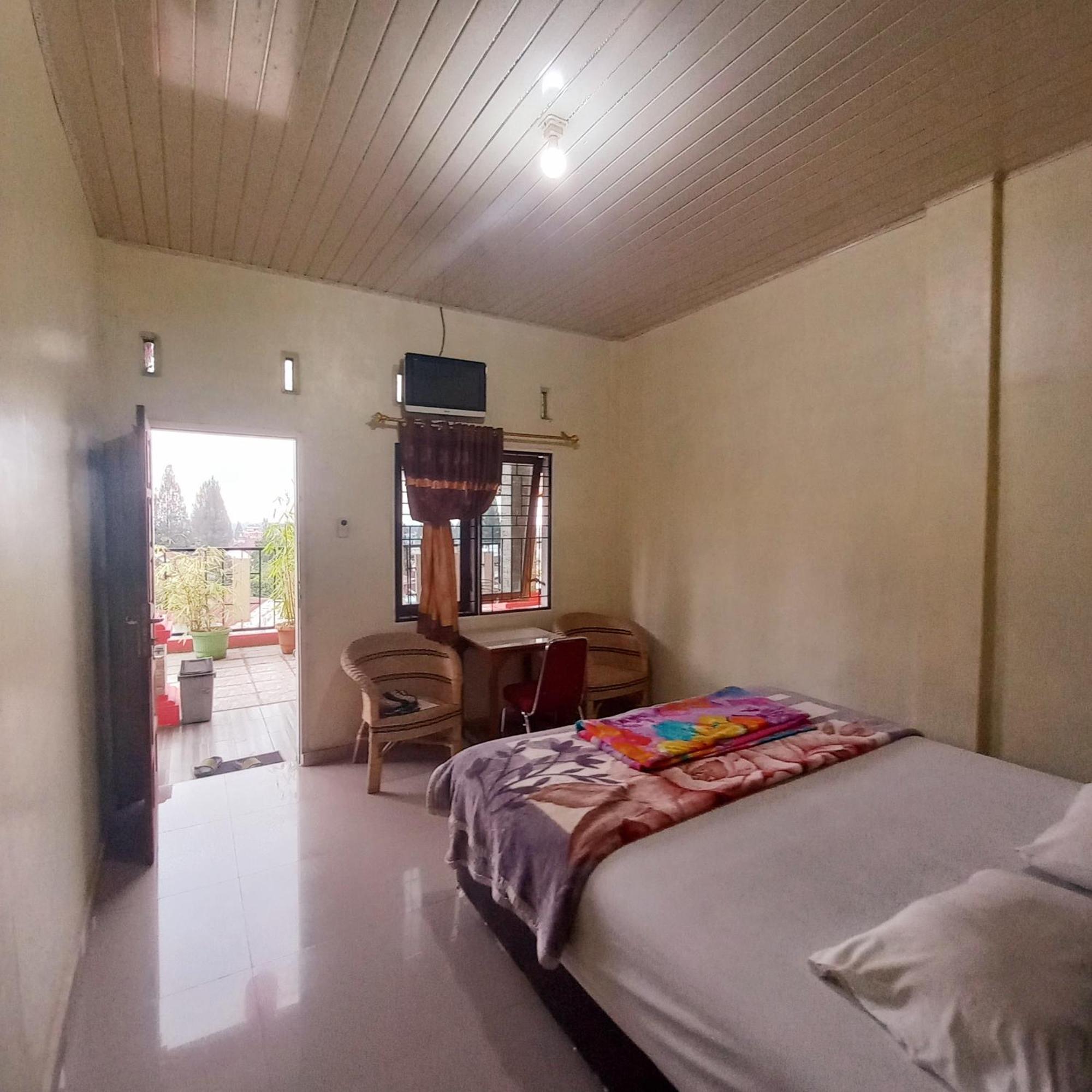 Welcome To Wisma Sunrise Guest House 10 Minutes By Walking To The Big Fruit Market Berastagi Exterior photo